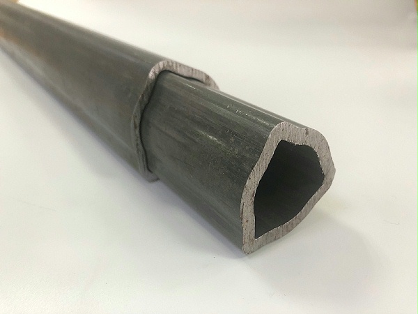 在农业机械化快速发展的当下，无缝钢管作为农用机械的核心基础部件，广泛应用于拖拉机、联合收割机、播种机等设备的传动、支撑、流体输送等关键部位。农用机械长期在田间露天作业，面临粉尘、潮湿、振动、冲击等复杂工况，因此无缝钢管的选型直接关系到农机的运行稳定性、使用寿命与作业效率。常州市天展钢管有限公司深耕无缝钢管领域多年，结合农用机械的工况特点，总结出实用的选型要点，同时以自身优质产品与专业服务，为农机行业提供适配的无缝钢管解决方案，助力农户与农机企业降本增效。1dcbf93363d8f98