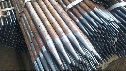 在地质钻探领域，无缝钢管的性能直接关系工程安全与效率。钻杆需承受拉、压、扭、弯及冲击等复杂载荷，恶劣工况下易发生开裂、断裂等问题。选型需聚焦四大核心维度：